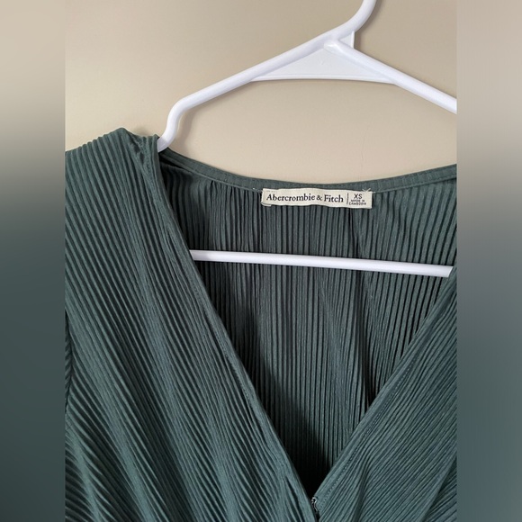 Abercrombie & Fitch Dark Green satin Pleated peplum sleeve Blouse XS NWOT - Picture 2 of 9